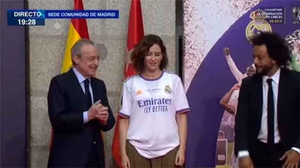 La felicitación de la presidente a Florentino y a Marcelo. (Foto: Telemadrid)