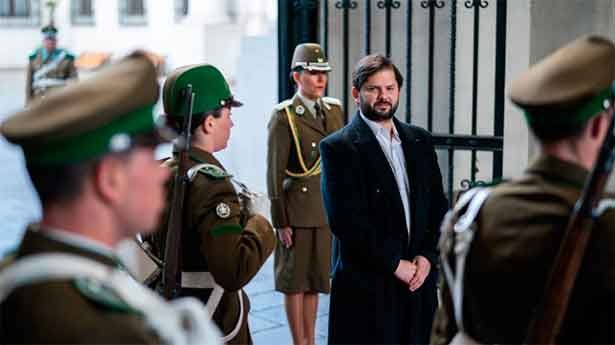 Boric al entrar en La Moneda en la fría mañana en Santiago del 30 de mayo.. (Foto: @gabrielboric)