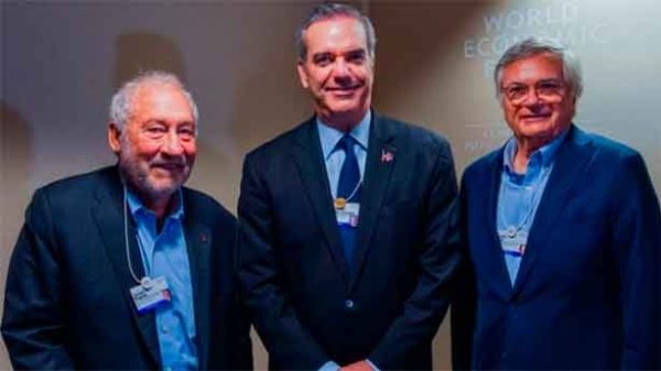 Luis Abinader en Davos con Joseph EStiglitz y Moises Naim. (Foto: @LuisAbinader)