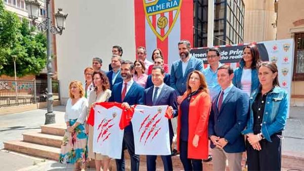 Juanma Moreno destaca el "impacto económico y de marca" del ascenso de la UD Almería. (Foto: AdeA)