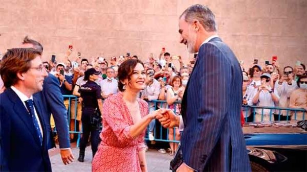 La presidenta con un vestido midi y sandalias de cuña recibiendo al Rey en Las Ventas.. (Foto: CdeM)