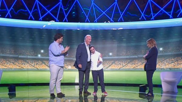 Del Bosque da una alegría a Diego. (Foto: Telecinco)