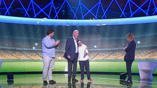 Del Bosque da una alegría a Diego. (Foto: Telecinco)