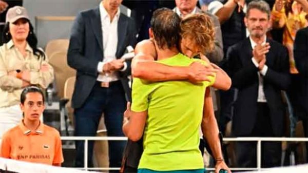 Las lágrimas de Zverev y el abrazo de Nadal. (Foto: @RolandGarros)