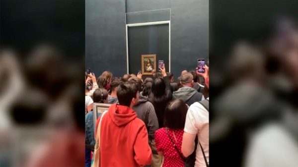 El tartazo a la Mona Lisa. (Imagen: Twitter)