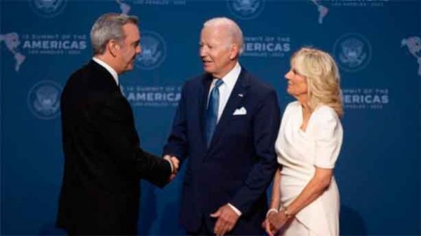 Luis Abinader con el presidente de los Estados Unidos y la primera dama. (Foto: @luisabinader)