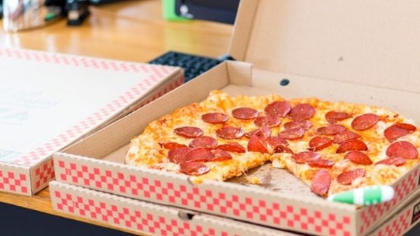 La caja de la pizza es cuadrada