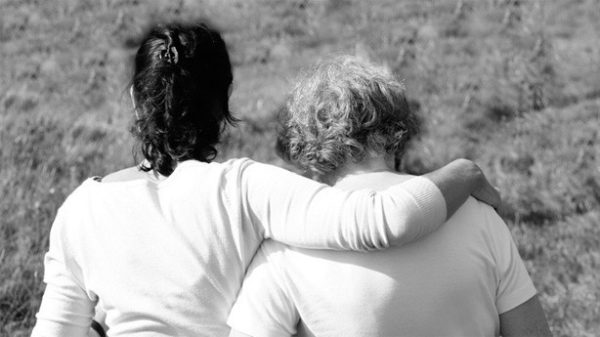 Un abrazo puede llenar de energía el alma de una persona más rápido que una palabra de aliento. (Foto: Pixabay)