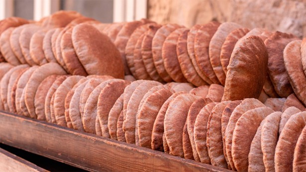 El pan de pita es riquísimo para mojar en humus