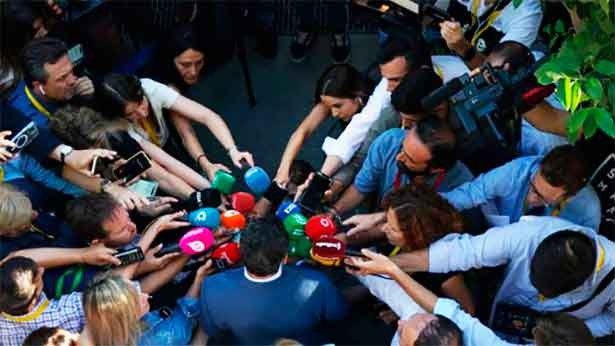 Juanma Moreno a la llegada de la sede del PP de Andalucía. (Foto: @JMB)