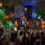 Emocionante mitin de Juanma a pie de calle en Sevilla tras confirmase su mayoría absoluta. (Foto: PP)