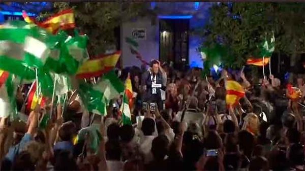 Emocionante mitin de Juanma a pie de calle en Sevilla tras confirmase su mayoría absoluta. (Foto: PP)