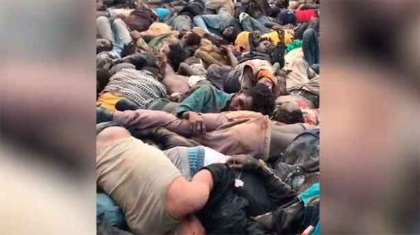 Terrible imagen de migrantes hacinados vigilados por agentes de la Gendarmería de Marruecos. (Foto: