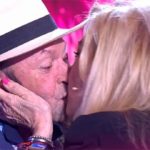 Rosa Benito y Amador Mohedano se besaron en su reencuentro ante las cámaras. (Foto: Telecinco)