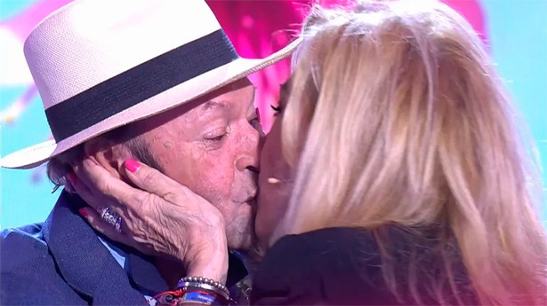 Rosa Benito y Amador Mohedano se besaron en su reencuentro ante las cámaras. (Foto: Telecinco)