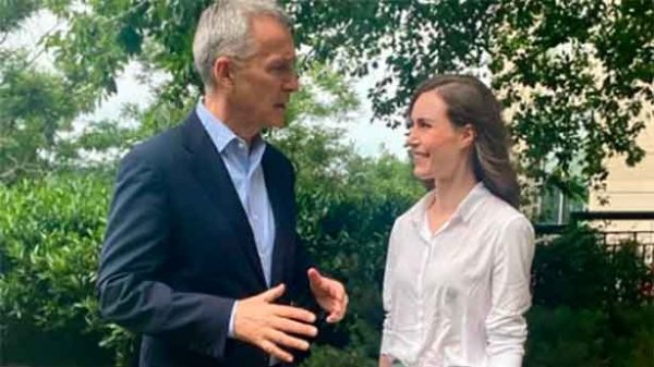 El secretario general de la OTAN con Sanna Marin antes de la cumbre de Madrid. (Foto: