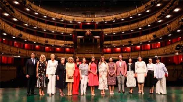 La Reina Letizia despidió a sus invitados e invitado en el Teatro Real. (Foto: @CasaReal)