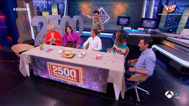 A punto de arrancar los fuegos en la mesa de colaboradores del El Hormiguero. (Foto: Antena 3)