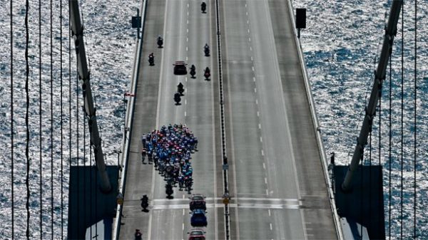 Los corredores sobre el espectacular puente de 18 kilómetros. (Foto: @letourdk)