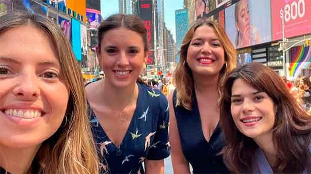 La foto deIrene Monterocon sus asesoras en laplaza Times Squarede Nueva York. (Foto: IsaSerra/Instagram)