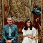 Los Reyes con el Consejo Asesor de la de la Fundación Princesa de Girona en el Palacete Albéniz. (Foto: @CasaReal)