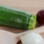 Puede mezclar cebolla roja y cebolla dulce con los calabacines. (Foto: Pixabay)
