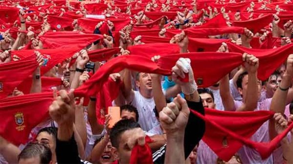 Pamplona de blanco y rojo tras un emotivo chupinazo lanzado por Juan Carlos Unzué. (Foto: @AyuntamientodePamplona)