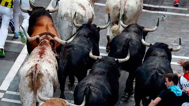 Segundo encierro de San Fermín largo y peligroso con la manada disgregada. (Foto: Captura RTVE)