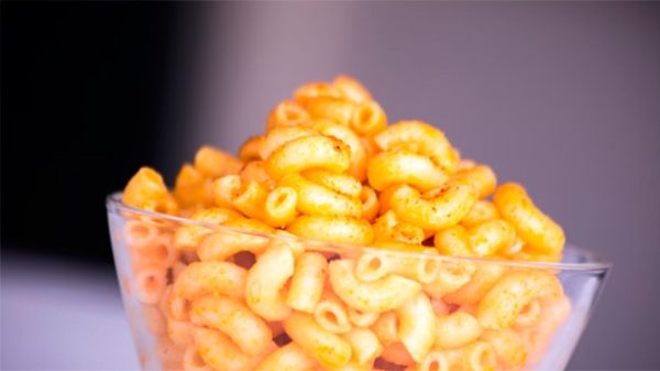 Pasta corta recién cocida para una ensalada riquísima. (Foto de Hermes Rivera en Unsplash)