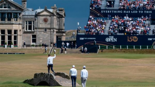 Tiger Woods fue aplaudido a rabiar en su despedida de St. Andrews. (Foto: @TheHomeofGolf)