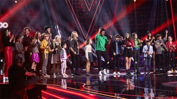 Los coaches con los 16 semifinalistas de La Voz Kids. Solo quedaron ocho. (Foto: Antena 3)