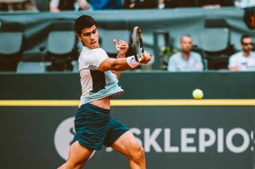Alcaraz se hace fuerte ante Khachanov en Hamburgo y está a dos pasos del título