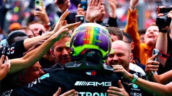 Lewis Hamilton y Russell en el podio con Max en el derrumbe de Ferrari