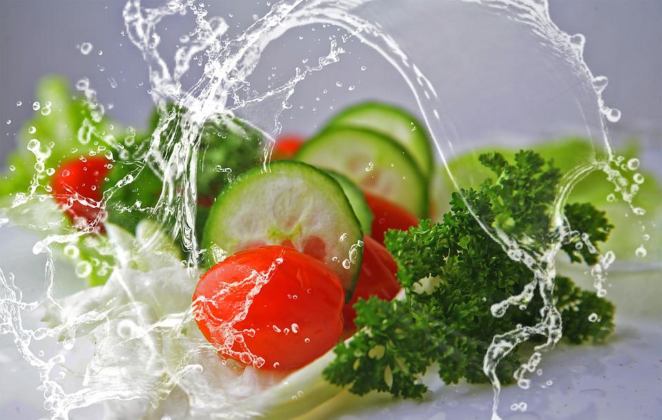 Muchas vitaminas en una ensalada con pepino,  ideal para cargar las pilas
