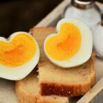 Huevos cocidos en una ensalada con encurtidos y una sabrosa salsa de yogur