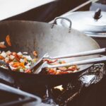 Un salteado de pollo y verduras en wok, ideal para mantener la línea