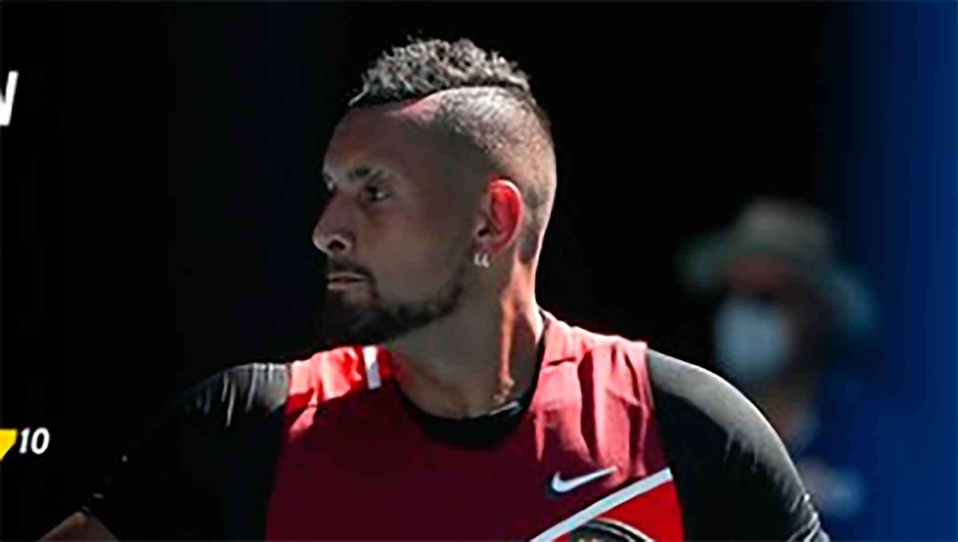 Terrible ataque de ira de Kyrgios rompiendo dos raquetas en el US Open