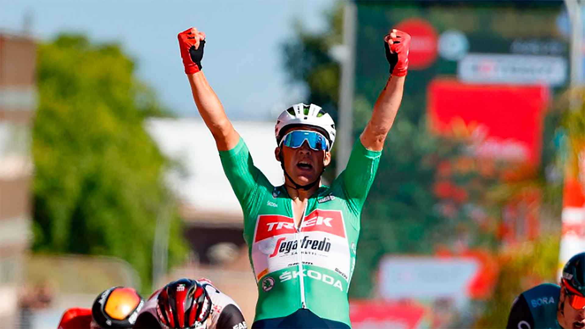 Tremenda caída de Roglic en pleno ataque para abrir brecha con Evenepoel