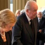 Juan Carlos I y Sofía en el Palacio de Buckingham, duro revés de Sánchez y de Iglesias