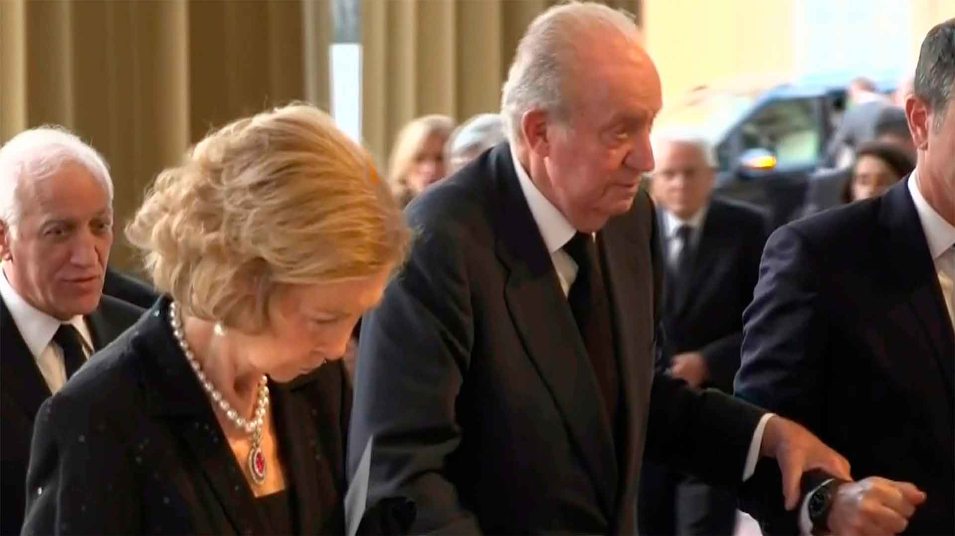 Juan Carlos I y Sofía en el Palacio de Buckingham, duro revés de Sánchez y de Iglesias