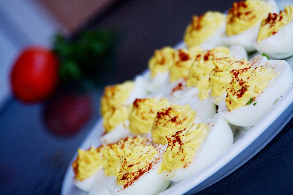 Huevos rellenos con ingredientes que hay en cualquier nevera Huevos rellenos con ingredientes que hay en cualquier nevera