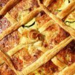 Calabacines, salchichas y queso para un gran pastel de hojaldre