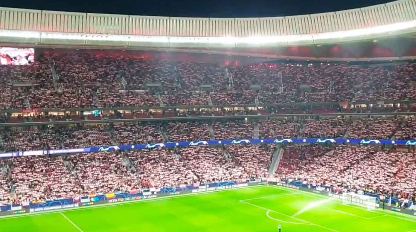 Diego Pablo Simeone frente a Xabi Alonso tras caer el FC Barcelona en Champions
