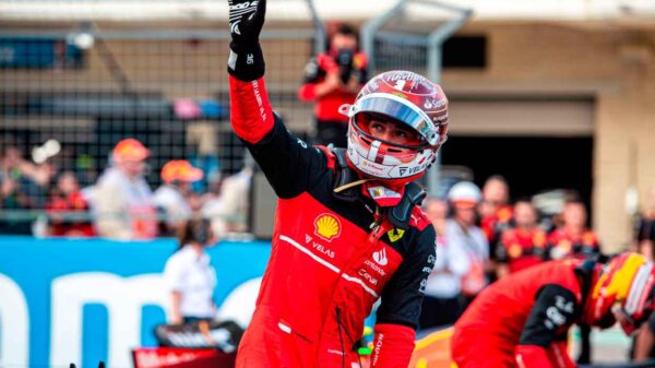 Carlos Sainz voló de forma magistral para imponerse a Leclerc y Verstappen