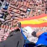 El vídeo del espectacular salto del paracaidista Óscar García con la bandera de España