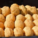 Buñuelos caseros de bacalao con un toquecito de cerveza