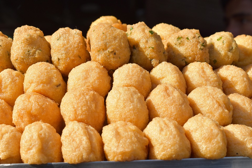 Buñuelos caseros de bacalao con un toquecito de cerveza
