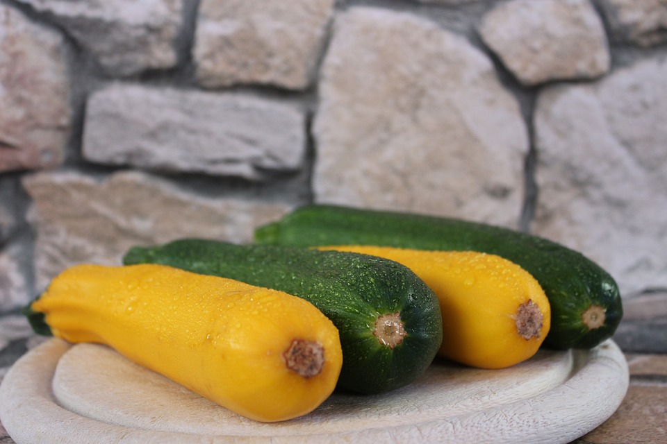 Sencillos calabacines con mucho sabor a ajo, romero y tomillo