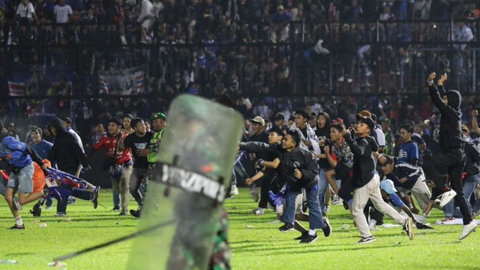 Estampida en Indonesia con al menos 174 personas fallecidas en un estadio de fútbol Estampida en Indonesia con al menos 174 personas fallecidas en un estadio de fútbol