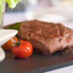 Asado de vaca con su rica salsa, verdura y puré de patatas